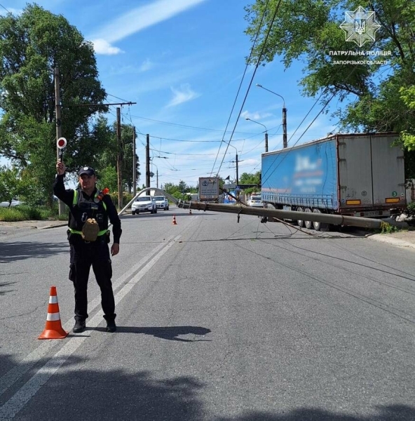 Запорізька патрульна поліція попередила про ускладнення дорожнього руху через ДТП