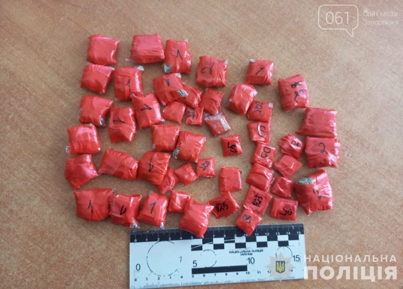 У Запоріжжі на блокпосту виявили чоловіка, який віз 77 згортків з наркотичними речовинами