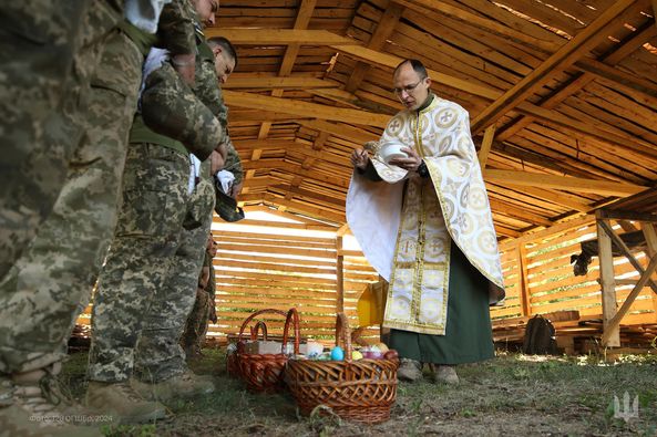 «Молимося, щоб Божий дух завжди був із кожним нашим бійцем!»: як 128 бригада відзначає Великдень
