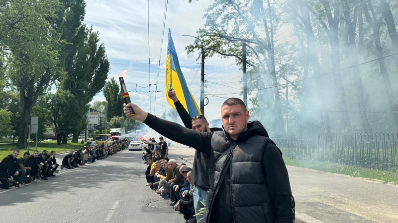 На колінах та з квітами в руках вінничани зустрічали полеглого воїна Назарія Гринцевича