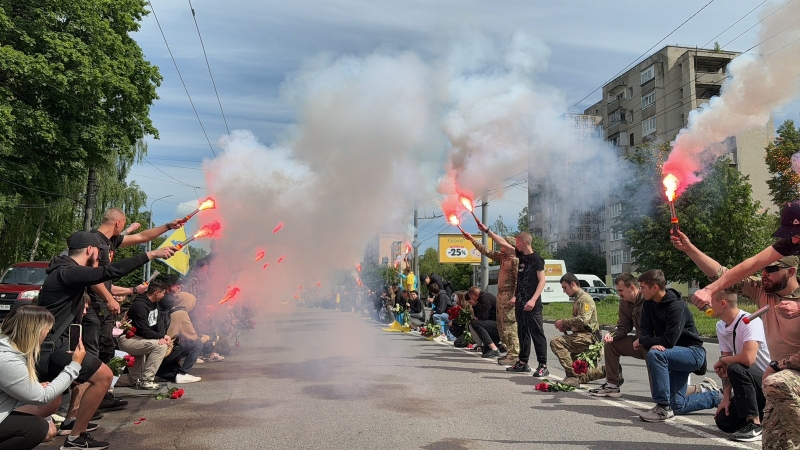 На колінах та з квітами в руках вінничани зустрічали полеглого воїна Назарія Гринцевича