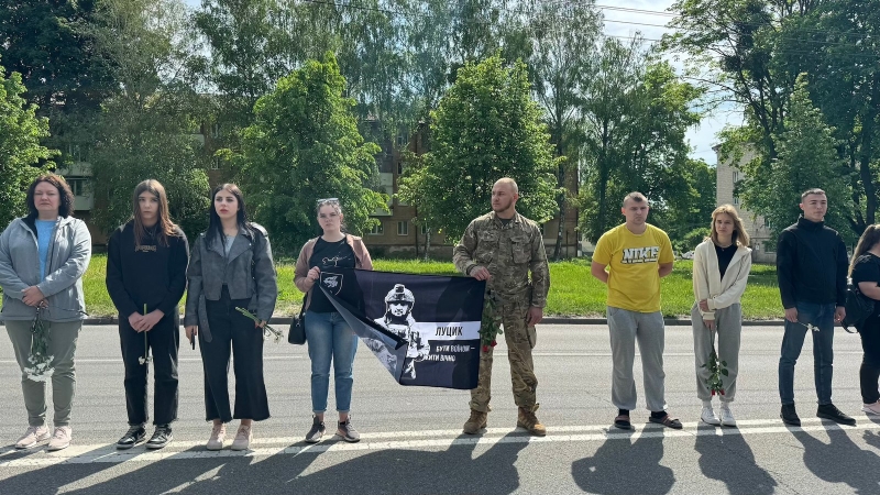 На колінах та з квітами в руках вінничани зустрічали полеглого воїна Назарія Гринцевича