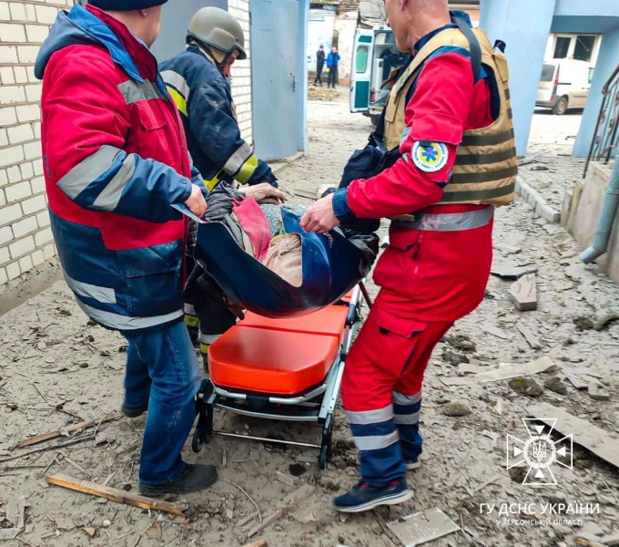 Розбита вся вулиця: РФ вдарила авіацією по центру Херсона, є поранені