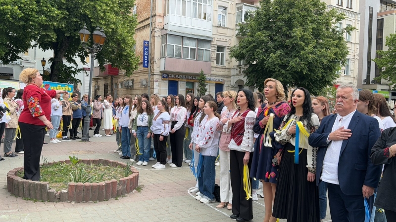 У центрі Вінниці відбувся флеш-моб до Дня вишиванки (Фоторепортаж)