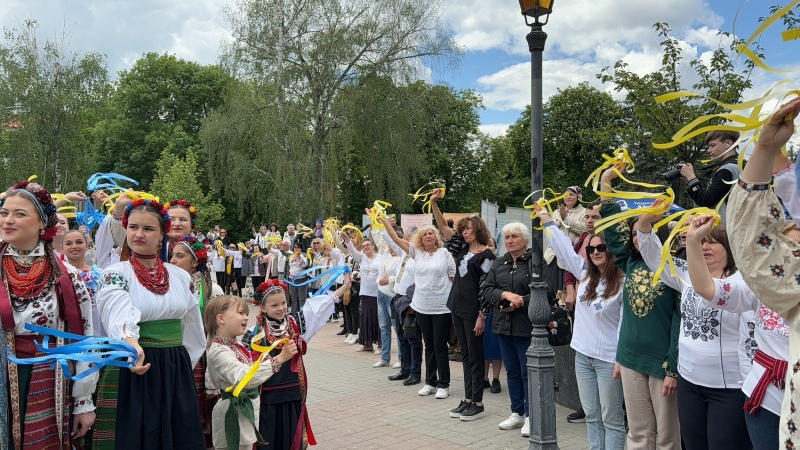 У центрі Вінниці відбувся флеш-моб до Дня вишиванки (Фоторепортаж)