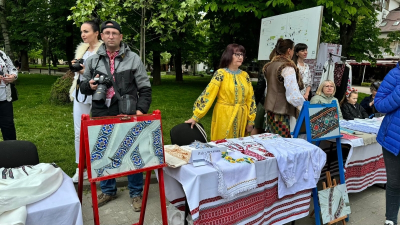 У центрі Вінниці відбувся флеш-моб до Дня вишиванки (Фоторепортаж)