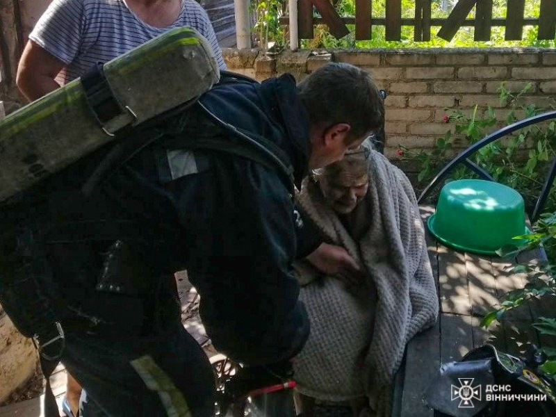 У Вінниці горів житловий будинок по вулиці Лебединського, ледь не загинула пенсіонерка