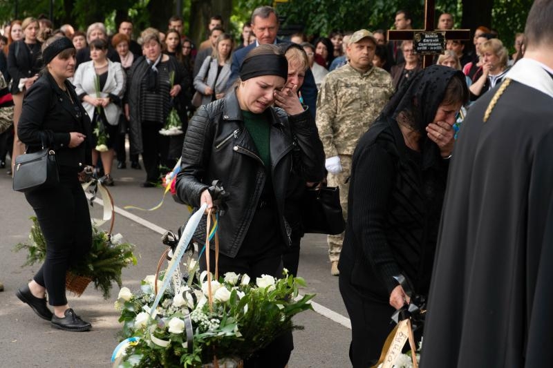 В Ужгороді сьогодні провели в останню земну дорогу 25-річного захисника – солдата Євгенія Белкіна
