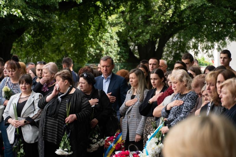 В Ужгороді сьогодні провели в останню земну дорогу 25-річного захисника – солдата Євгенія Белкіна
