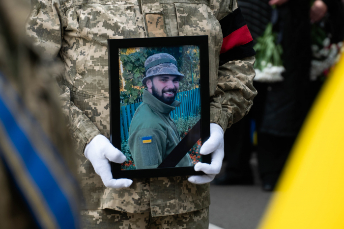 В Ужгороді сьогодні провели в останню земну дорогу 25-річного захисника – солдата Євгенія Белкіна
