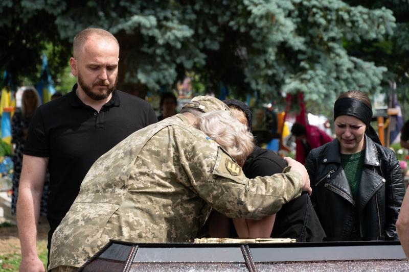 В Ужгороді сьогодні провели в останню земну дорогу 25-річного захисника – солдата Євгенія Белкіна
