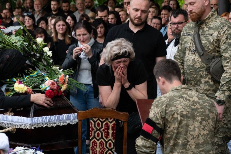 В Ужгороді сьогодні провели в останню земну дорогу 25-річного захисника – солдата Євгенія Белкіна
