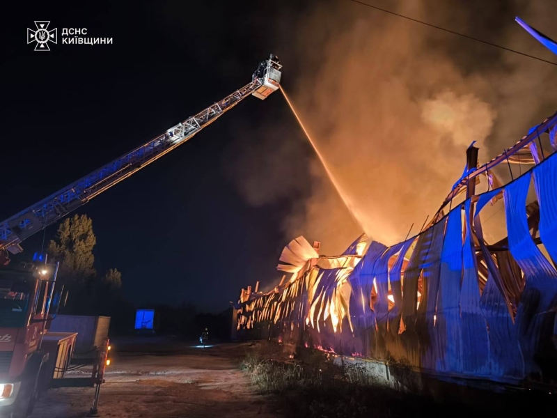 Під Києвом спалахнула масштабна пожежа (фото)