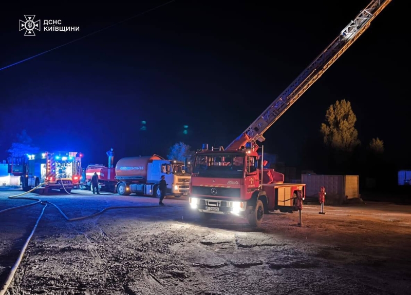 Під Києвом спалахнула масштабна пожежа (фото)