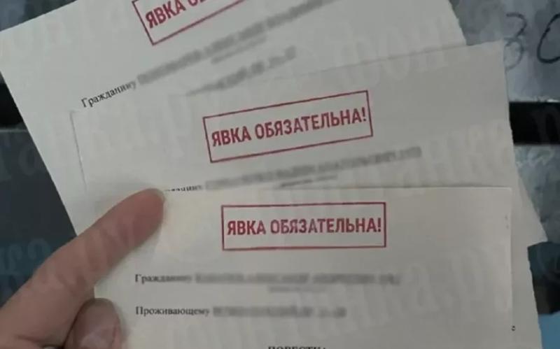 На окупованій Луганщині росіяни вручають чоловікам повістки на блокпостах