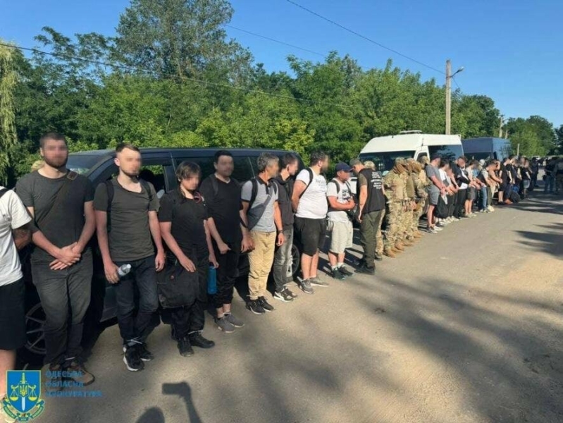 100-кілометрова подорож на матраці: прикордонники затримали чоловіків, які незаконно намагалися перетнути державний кордон (ФОТО)