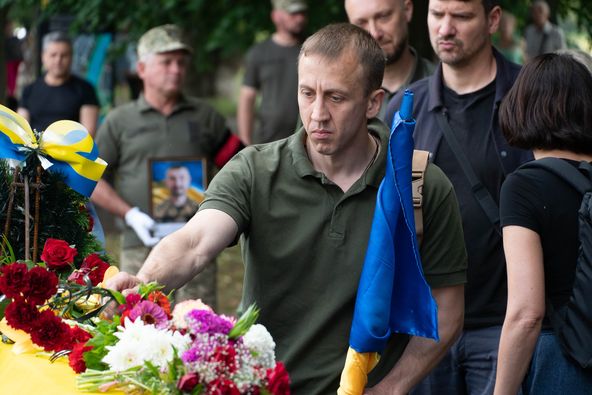 Із загиблим воїном, 45-річним старшим солдатом Юрієм Кучериком попрощалися сьогодні в Ужгороді.
