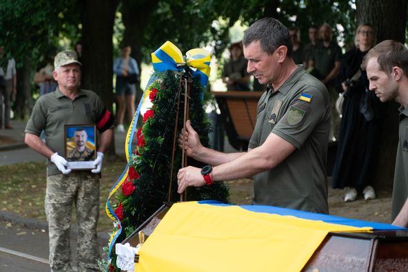 Із загиблим воїном, 45-річним старшим солдатом Юрієм Кучериком попрощалися сьогодні в Ужгороді.
