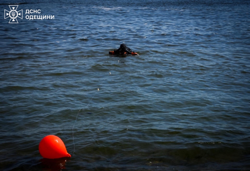 Молоду поліцейську з Рівного активно шукають у морі водолази (ФОТО)