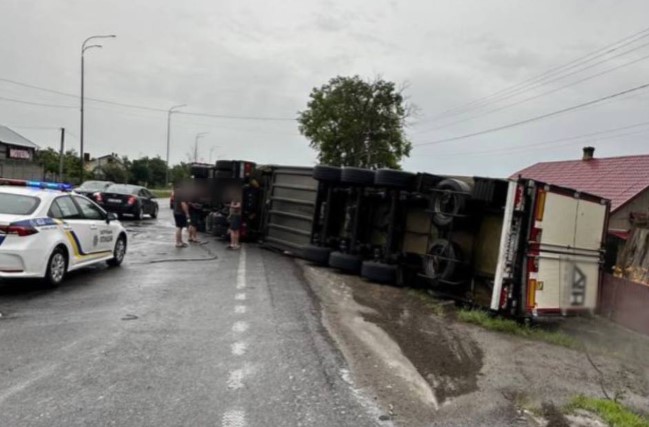 На Дубенщині перекинулася вантажівка (ФОТО)