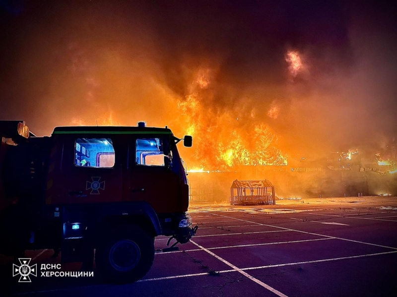 РФ вдарила по "Епіцентру" і будинках на Херсонщині: спалахнули масштабні пожежі