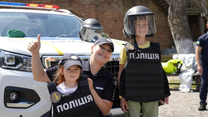 Рятувальники у Луцьку вчили дітей користуватися водяними стволами для гасіння пожеж
