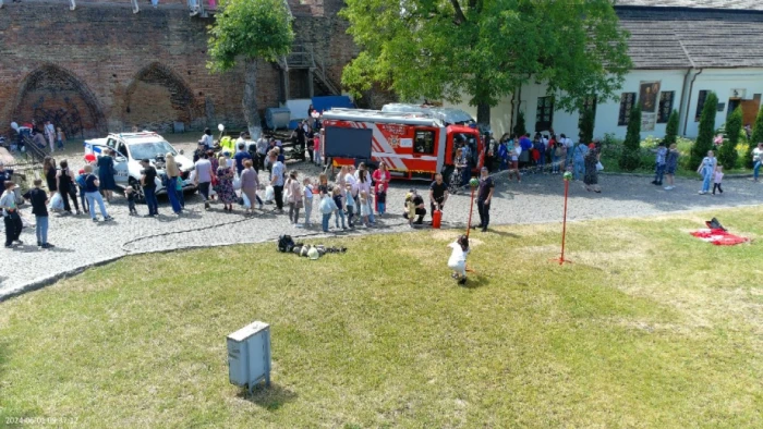 Рятувальники у Луцьку вчили дітей користуватися водяними стволами для гасіння пожеж