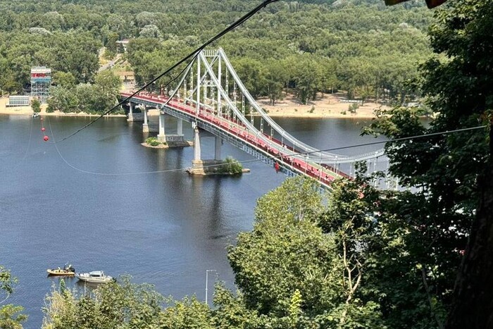 У Києві обірвався трос атракціону через Дніпро, у річку впала людина (оновлено)