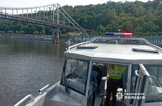 У Києві обірвався трос атракціону через Дніпро, у річку впала людина (оновлено)