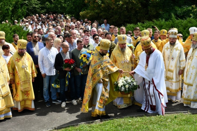 На полі колишньої битви на Рівненщині молились сотні людей (ФОТО)