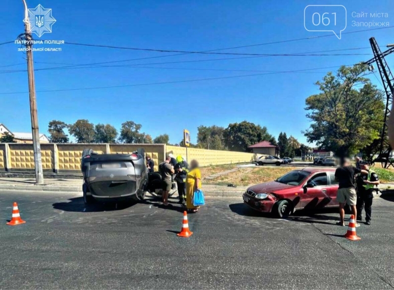 В Запоріжжі після зіткнення легкове авто перекинулось на дах