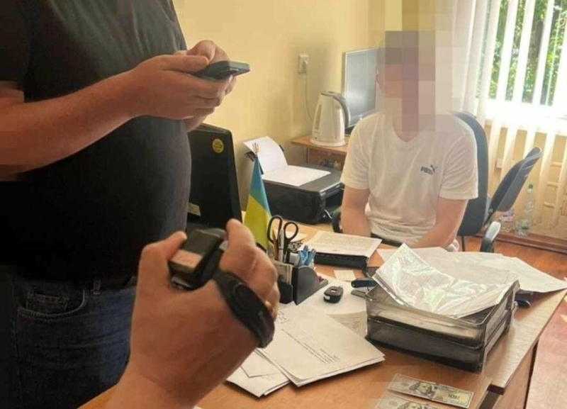 В Івано-Франківську "на гарячому" затримали освітянина, який за хабарі допомагав ухилятися від мобілізації (ФОТО)