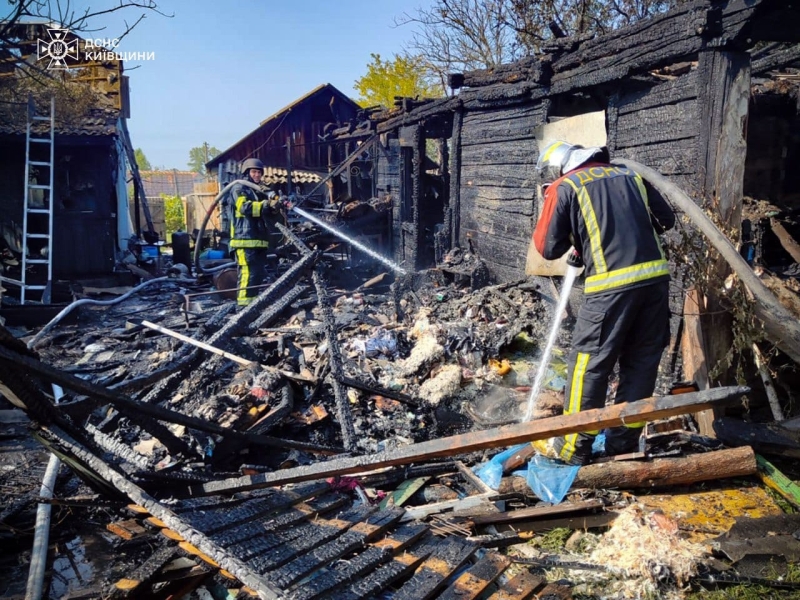 Обстріл Київщини: рятувальники показали наслідки ворожого удару (фото)