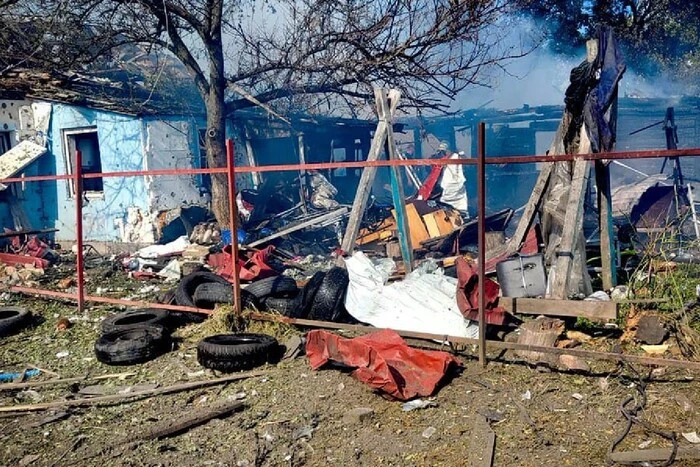 Обстріл Київщини: рятувальники показали наслідки ворожого удару (фото)