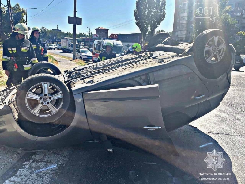 В Запоріжжі після зіткнення легкове авто перекинулось на дах