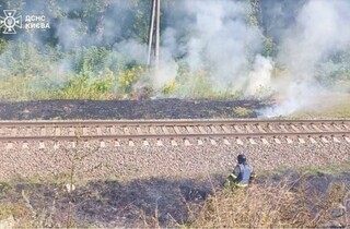 Обстріл Київщини: рятувальники показали наслідки ворожого удару (фото)