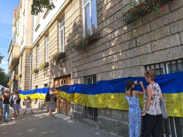 На 25-метровому прапорі в Ужгороді пишуть слова вдячності захисникам. Організатори запрошують приєднуватися