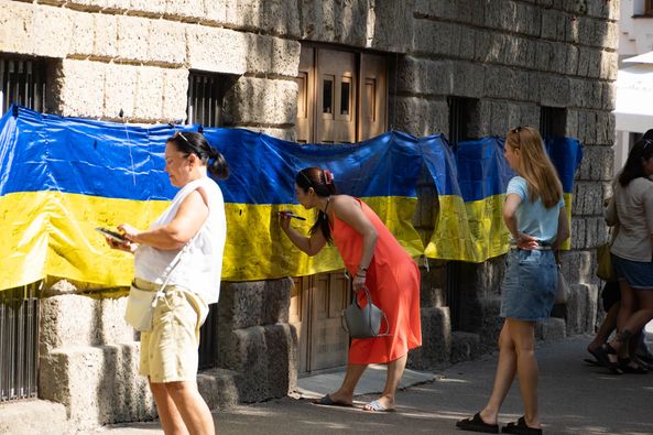 На 25-метровому прапорі в Ужгороді пишуть слова вдячності захисникам. Організатори запрошують приєднуватися