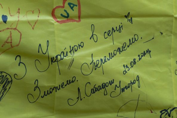 На 25-метровому прапорі в Ужгороді пишуть слова вдячності захисникам. Організатори запрошують приєднуватися