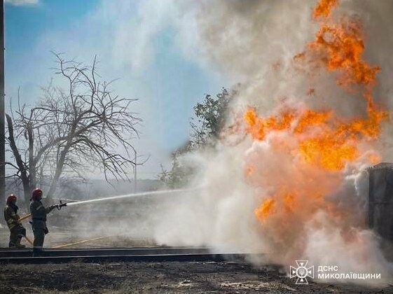 На Миколаївщині рятувальники ліквідували наслідки масованого ворожого обстрілу, - ФОТО