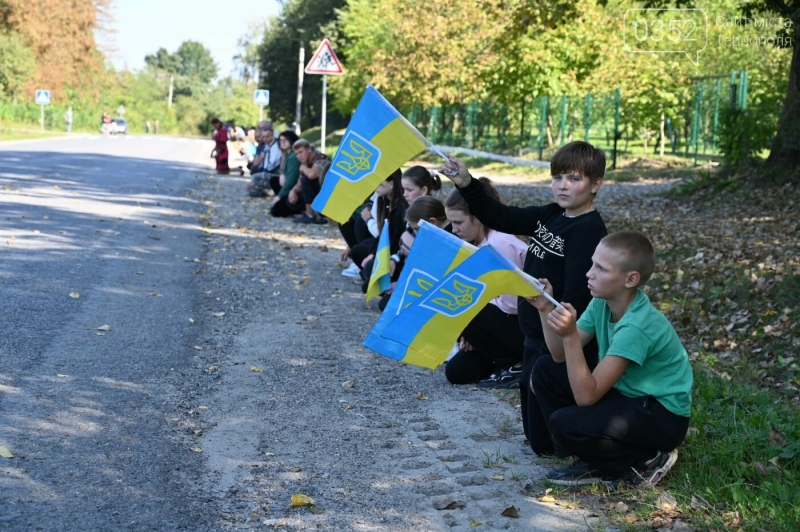 Страшенне горе: вже вдруге на Тернопільщині до одного дому приїхав траурний кортеж із тілом полеглого бійця (ФОТО)