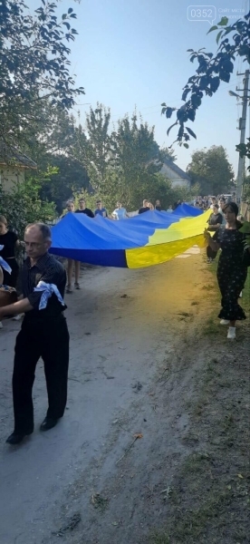 На Тернопільщині в останню дорогу провели загиблоо військового Володимира Кушнірука