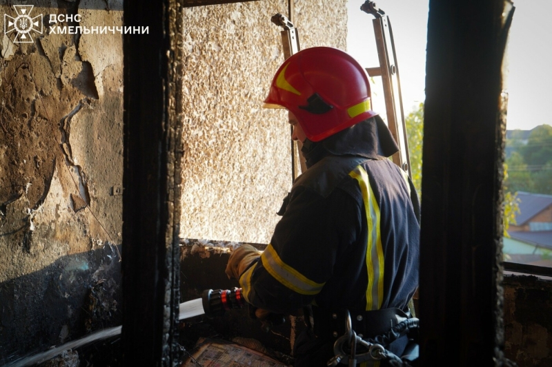 Пожежа в Хмельницькому: рятувальники врятували чоловіка з палаючої квартири