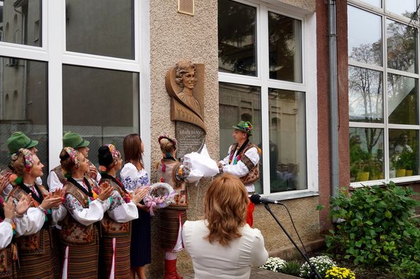 Меморіальну дошку видатній закарпатській балетмейстерці-постановниці, народній артистці України Кларі Балог відкрили в Ужгороді