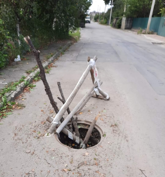 Рівнянку шокували відкриті люки у Новому Дворі (ФОТО)