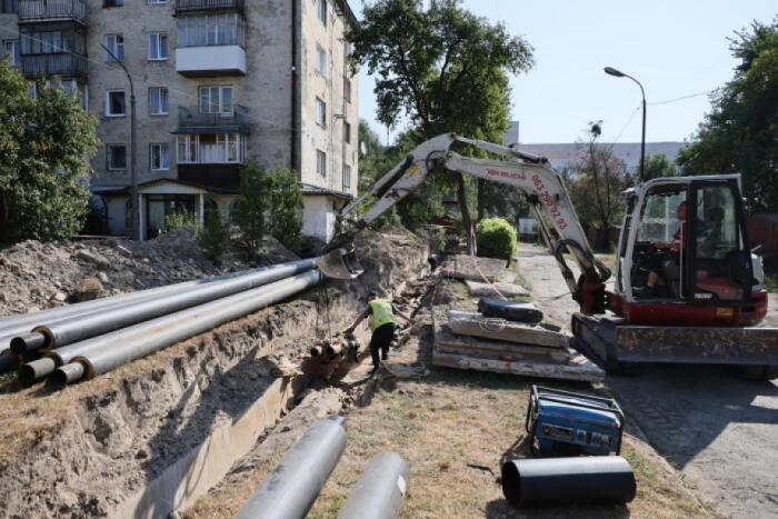 У центрі Луцька за 5,8 мільйонів гривень реконструюють теплову мережу