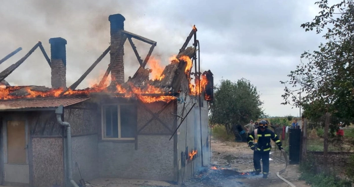 У селі Брище через замикання загорілася будівля