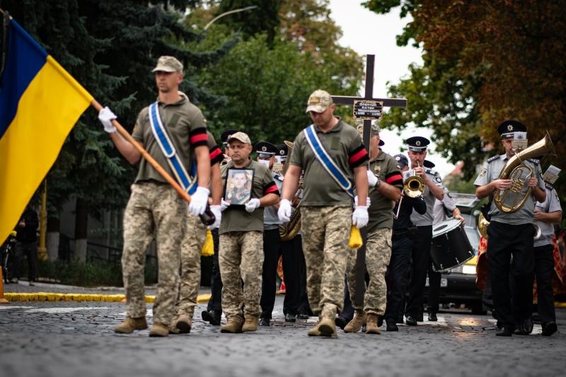 В Ужгороді сьогодні, 11 вересня, попрощалися із загиблим захисником Антоном Оленчуком