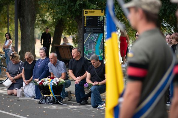 В Ужгороді сьогодні попрощалися із 35-річним захисником – солдатом Віктором Яцолою