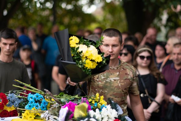 В Ужгороді сьогодні попрощалися із 35-річним захисником – солдатом Віктором Яцолою